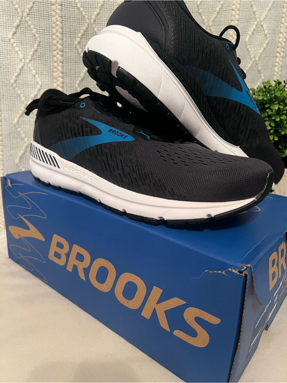 Brooks Men's Black and Blue Running Sneakers